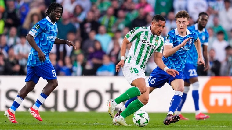 Vitor Roque en un partido con el Real Betis