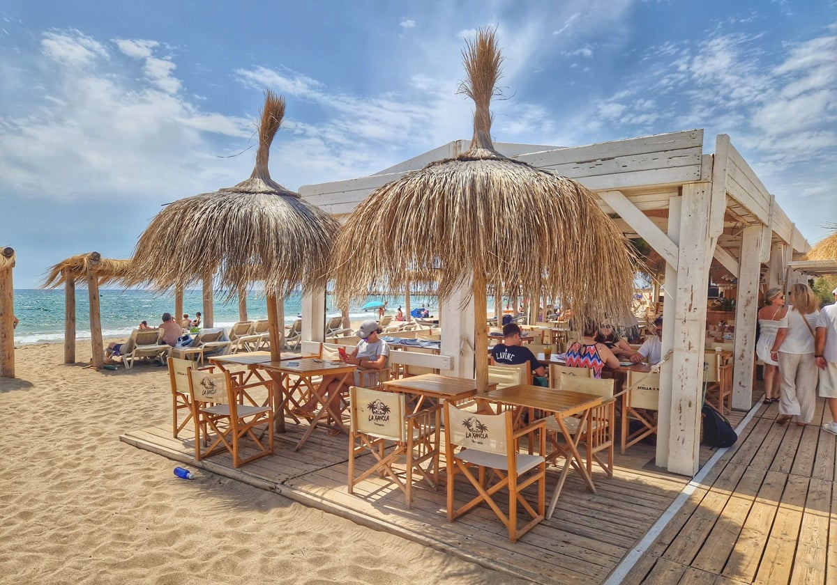 Antes de llegar a las Costas del Garraf, al final de Castelldefels, se encuentra este oasis gastronómico y de tardeo con vistas a una playa de cinco kilómetros