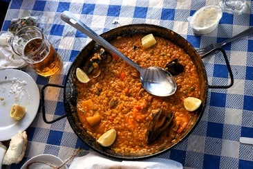 La mejor paella valenciana de Cantabria se sirve en este restaurante: precio y dónde está