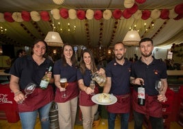 Los 'currantes' que sirven la diversión en la Feria de Córdoba: «Lo básico es buena cara ante cualquier situación»