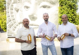 Los fundadores de Malabusca con su ron premiado en Londres