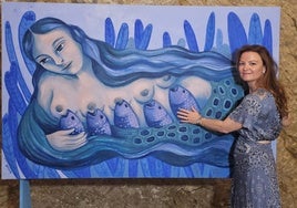 Imagen de la artista alicantina Sómnica Bernabeu con una de las obras de la exposición 'Sirenas'