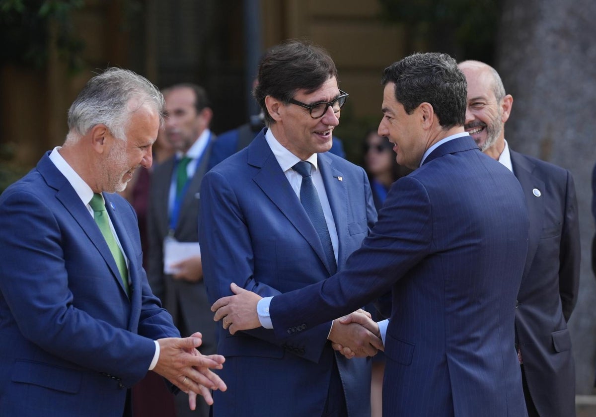 Juanma Moreno saluda a Salvador Illa y Ángel Víctor Torres