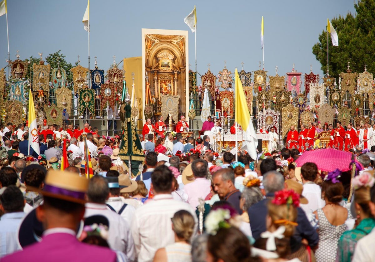 El altar instalado en la marisma durante la misa pontifical de Pentecostés