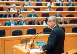 El Senado abre la vía a que Sánchez tenga que ir una vez al mes