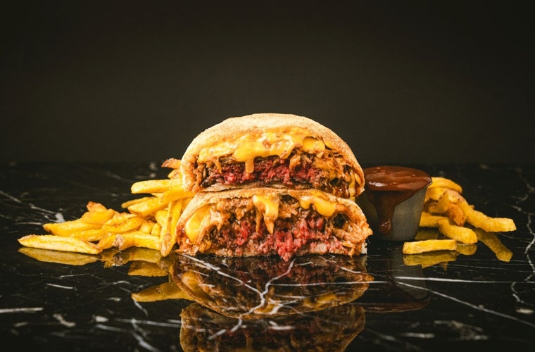 Una de las Nugu Burger, con el pan envolviendo por completo los ingredientes