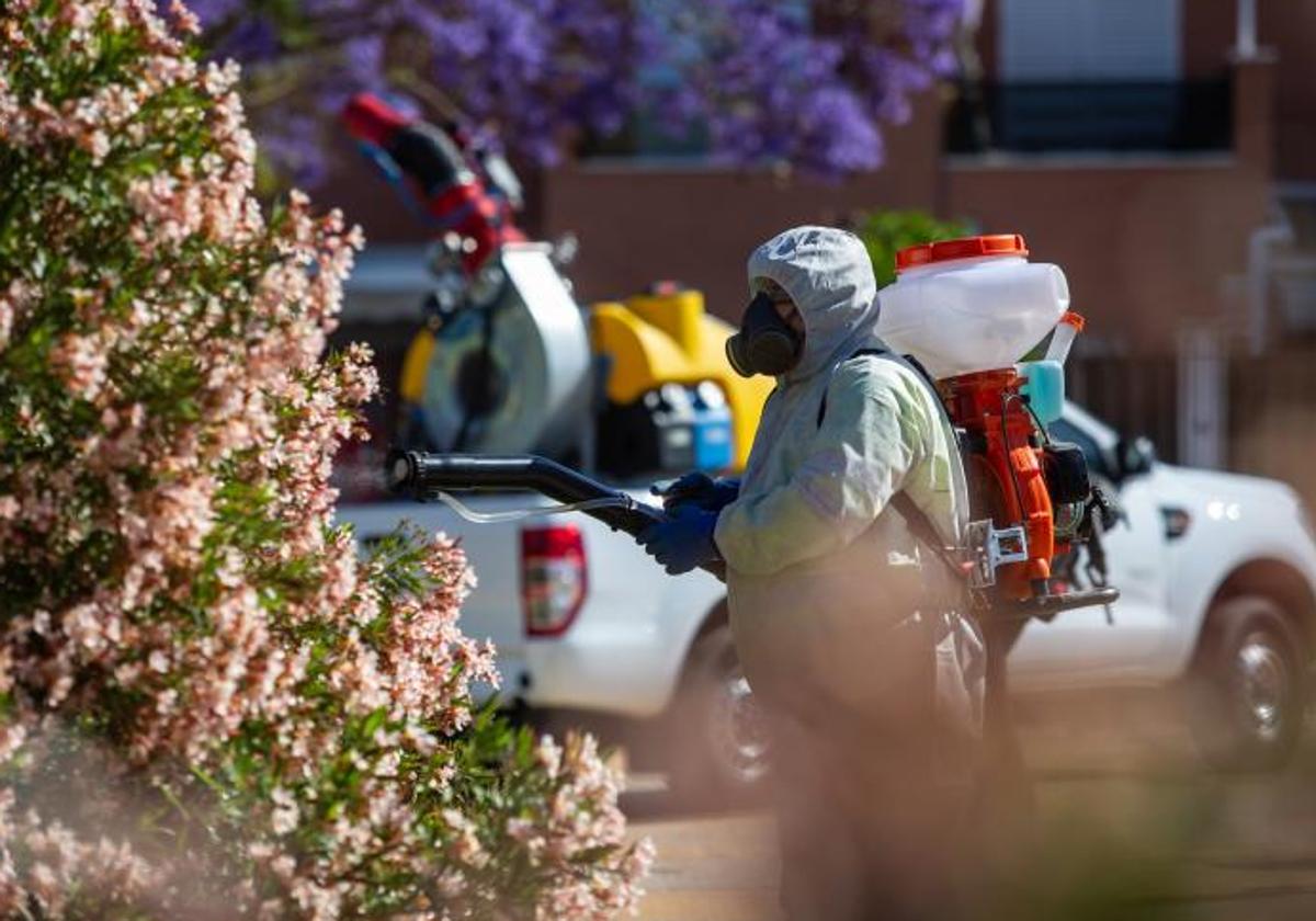 Labores de fumigación para prevenir el virus del Nilo