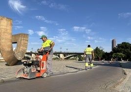 El Ayuntamiento de Sevilla reforma el carril bici entre el puente de Triana y el de San Telmo