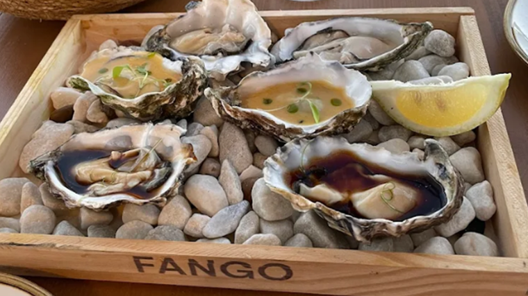 Cajón de ostras servido en el Restaurante Fango